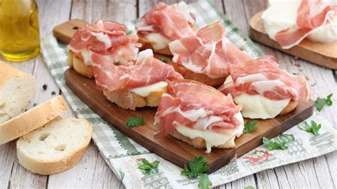 Crostini Prosciutto E Mozzarella