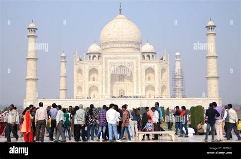 crowd at Taj Mahal