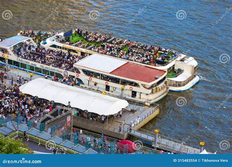 crowded dinner cruise