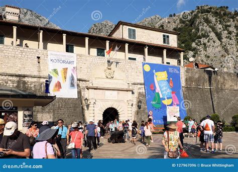 crowds Kotor