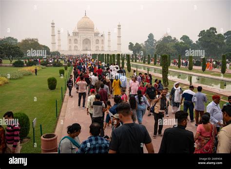 crowds at Taj Mahal