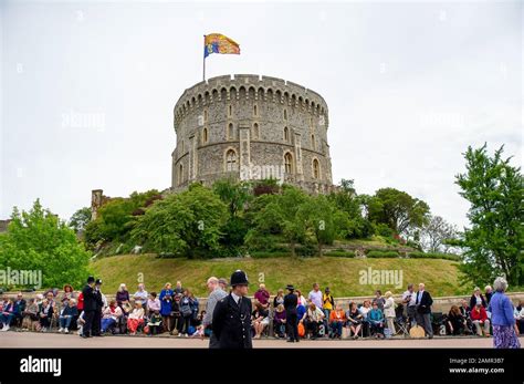 Large Crowd at Windsor Castle
