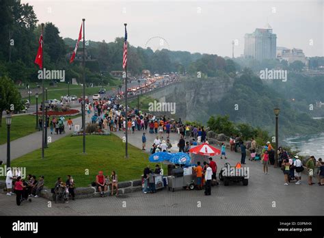 crowds niagara falls