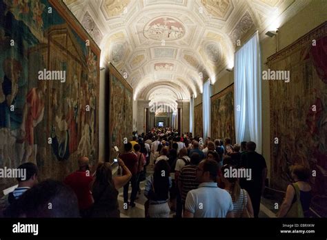 crowds vatican museums