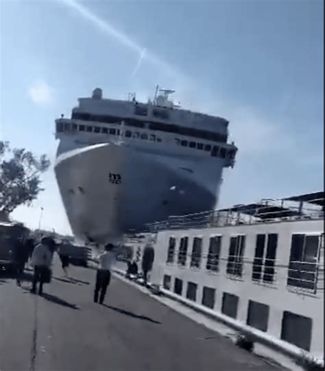 cruise ship crash into dock