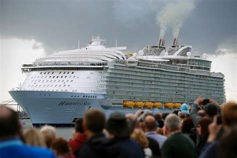 cruise ship hit pier