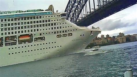 cruise ship hits bridge