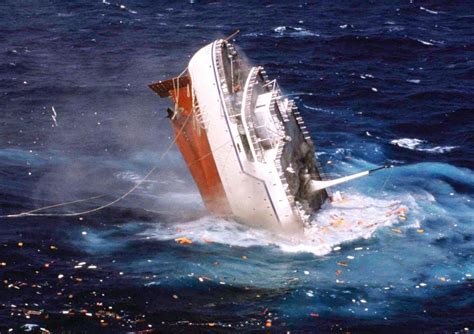 cruise ships sinking at sea