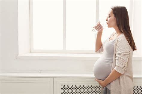 cuanta agua debe tomar una mujer embarazada