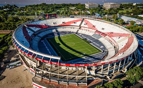 cuanta capacidad tiene el estadio monumental