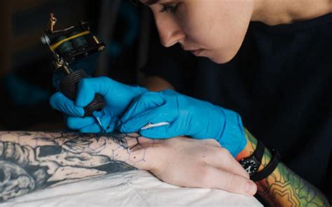 ¿Cuánto gana un tatuador en España? Descubre aquí su salario promedio