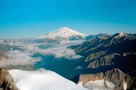 cuanto mide el monte elbrus