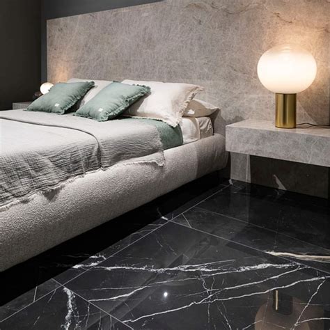 Cuarto Con Piso Negro