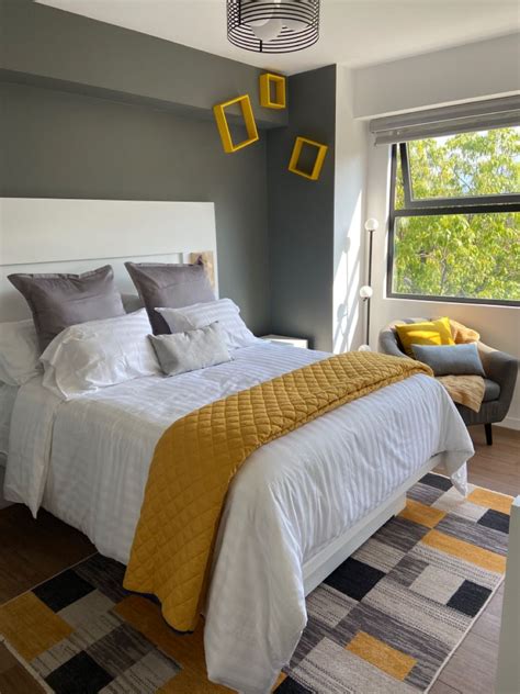 Cuarto Gris Con Amarillo