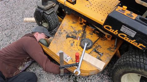 How to replace a blade on an XT Lawn Tractor XT Enduro Series Cub