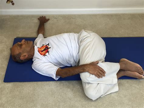 cues to get into reclining twist