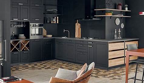 Une cuisine noire et coloris bois avec îlot à StSulpice