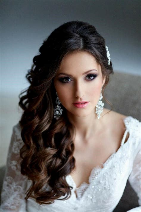 20 Best Side Curls Bridal Hairstyles with Tiara and Lace Veil