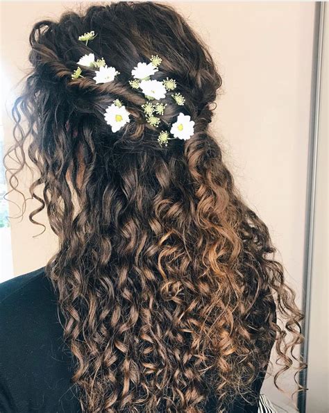 This Curly Hair For Wedding With Simple Style