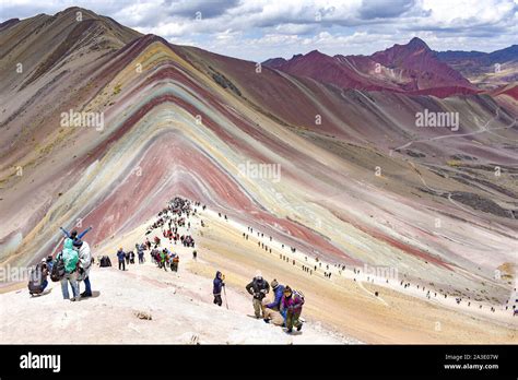 cusco crowds of tourists