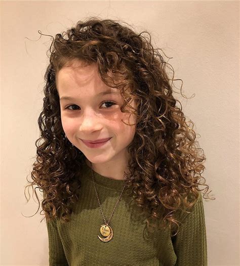  79 Stylish And Chic Cute Hairstyles For Curly Hair Girl For New Style