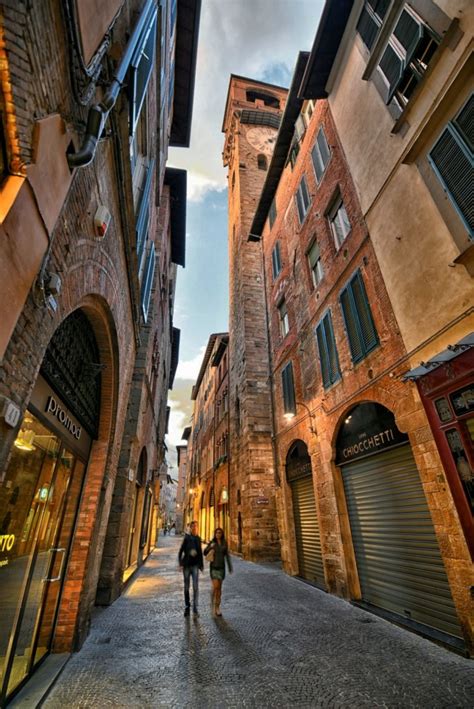 dark streets Lucca