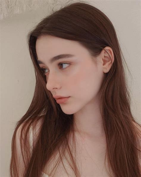 Dasha Taran Side Profile