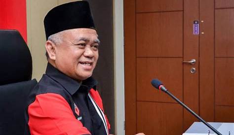 Biodata Yab Dato’ Bentara Setia Tuan Guru Haji Nik Abdul Aziz Nik Mat
