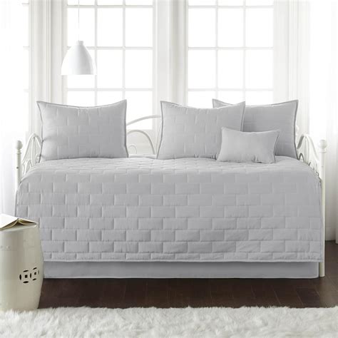 Daybed Bedding Vs. Twin Bedding