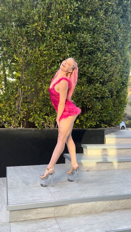 Is This the Nude Shot That Finally Combines Sharon Rose and Hollywood Secrets?