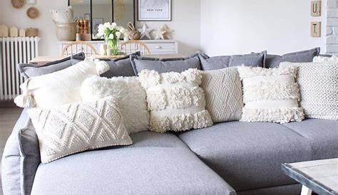 Canapé gris design avec coussins carrés Salon tendance