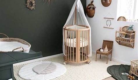 chambre de bébé mixte thème nature avec un papier peint