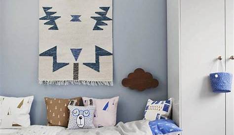 chambre de bébé style scandinave mur bleu gris ciel étoilé