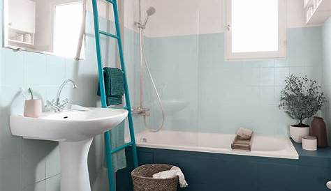 Le mur bleu lagon de cette petite salle de bains donne une