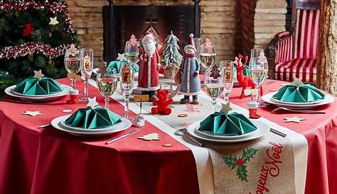 Une table de Noël traditionnelle rouge et verte