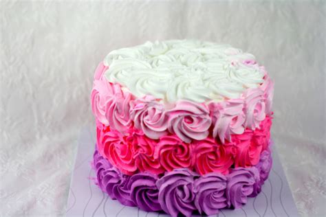 Decorare una torta di compleanno con panna montata