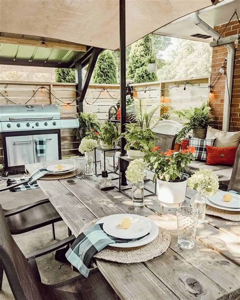 How to Decorate Outdoor Dining Table
