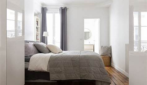 Chambre blanche avec des accents de bois Homestaging