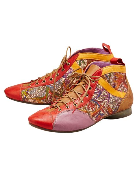 Die bequemsten Sommerschuhe von Think! gibt es bei Deerberg in