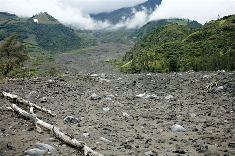 definition volcanic mudslide