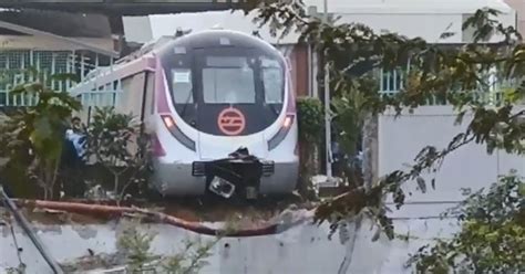 delhi metro accident news today in hindi