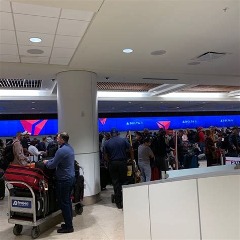 delta air lines check in pictures