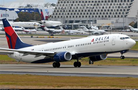 delta airlines jet boeing 737-900
