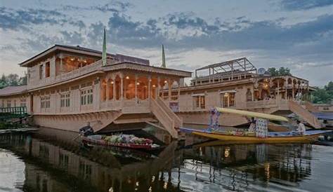 Deluxe Houseboat Srinagar Dal Lake Pin By Deepti V On Kashmir A Lost Paradise Home House Boat Jammu And Kashmir