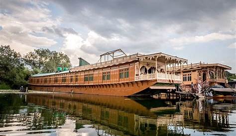 Naaz Kashmir Luxury Houseboat Srinagar India Luxury Houseboats House Boat Kashmir
