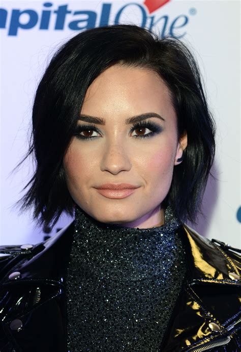 Demi Lovato Short Hair / Demi Lovato's Choppy Lob Haircut