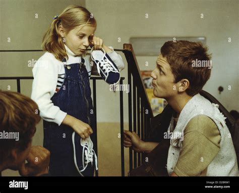 Der silberne Schnürschuh von Tamaris mit markanter Sohle in silber