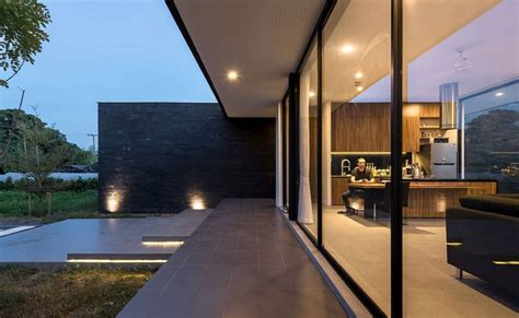 Desain Rumah Dengan Dinding Kaca