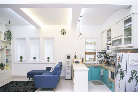 Desain Rumah Sederhana dengan Ruang Tamu dan Dapur di Lantai Bawah
