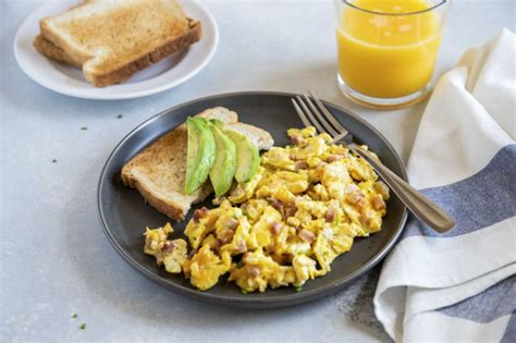 Desayuno saludable. Huevos revueltos con jamón Torre de Núñez